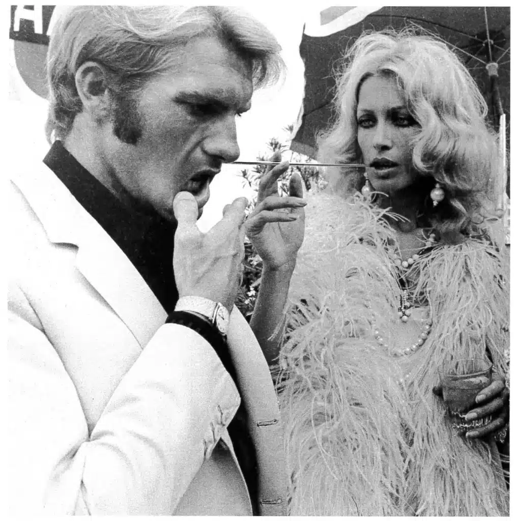 Uno degli scatti più iconici di "Mondo Cocktail", gli scatti che Carla Cerati nel 1968 dedico alla società milanese, mondana e presenzialista. 