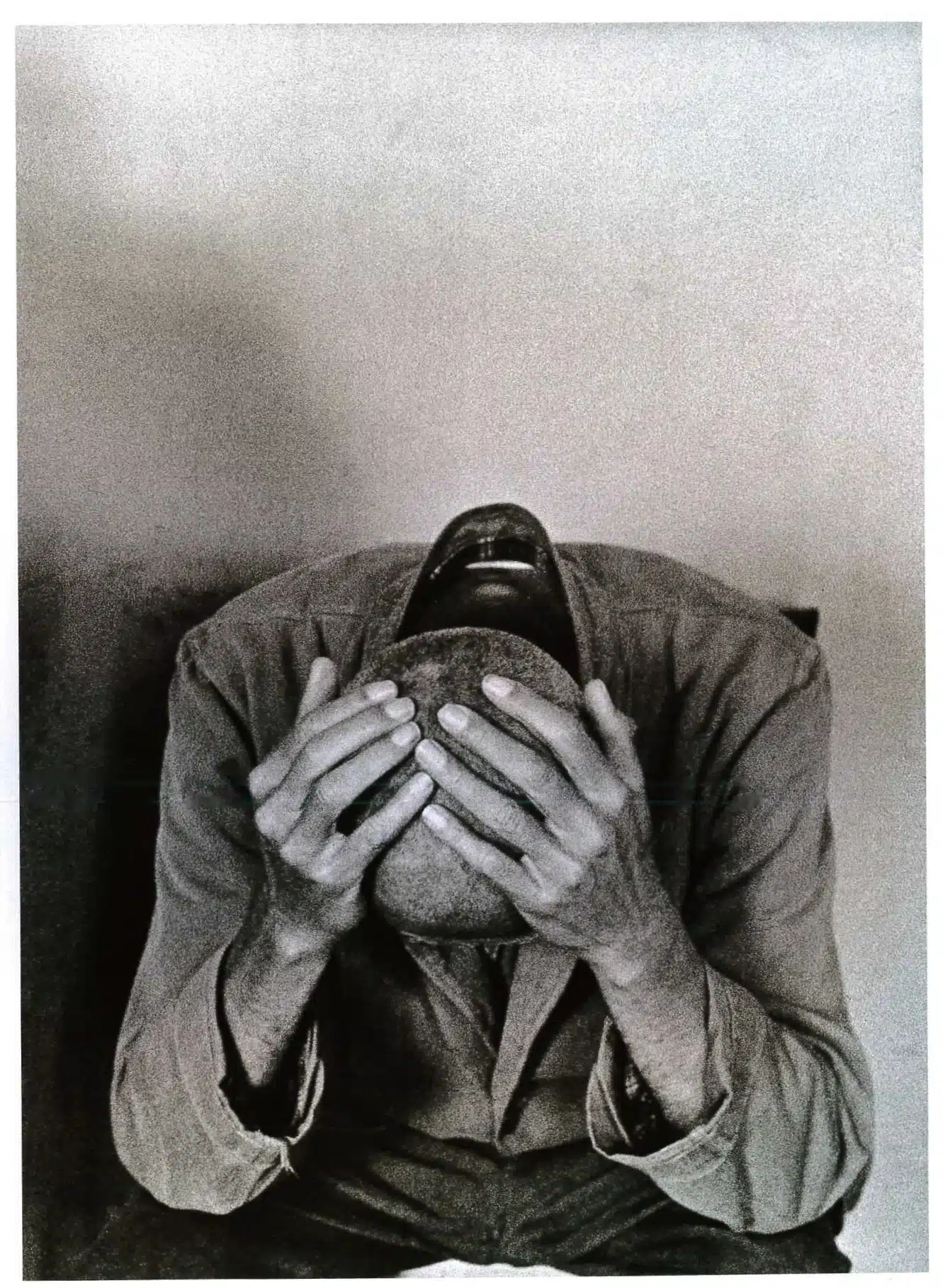 Lo scatto forse più emblematico di Carla Cerati nel lavoro "Morire di Classe", che le commissionò Franco Basaglia, e che realizzò con Gianni Berengo Gardin. 