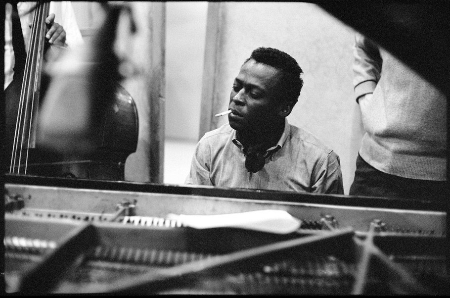 Miles Davis al piano durante le session di registrazione di "Kind of Blue".