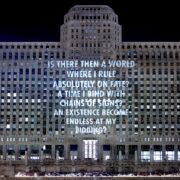 Proiezione a Chicago, 2008. Proiezione luminosa al Merchandise Mart, Chicago. Testo: «La gioia di scrivere» tratto da *View with a Grain of Sand* di Wisława Szymborska, © 1993 dell’autrice. Traduzione inglese di Stanisław Barańczak e Clare Cavanagh, © 1995 Houghton Mifflin Harcourt Publishing Company. Utilizzata con il permesso dell’editore e dell’autrice. © 2008 Jenny Holzer, membro dell’Artists Rights Society (ARS), NY. Foto di John Faier