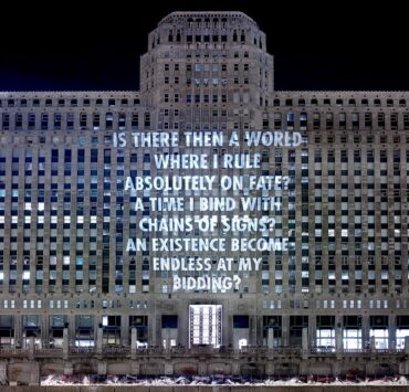 Proiezione a Chicago, 2008. Proiezione luminosa al Merchandise Mart, Chicago. Testo: «La gioia di scrivere» tratto da *View with a Grain of Sand* di Wisława Szymborska, © 1993 dell’autrice. Traduzione inglese di Stanisław Barańczak e Clare Cavanagh, © 1995 Houghton Mifflin Harcourt Publishing Company. Utilizzata con il permesso dell’editore e dell’autrice. © 2008 Jenny Holzer, membro dell’Artists Rights Society (ARS), NY. Foto di John Faier