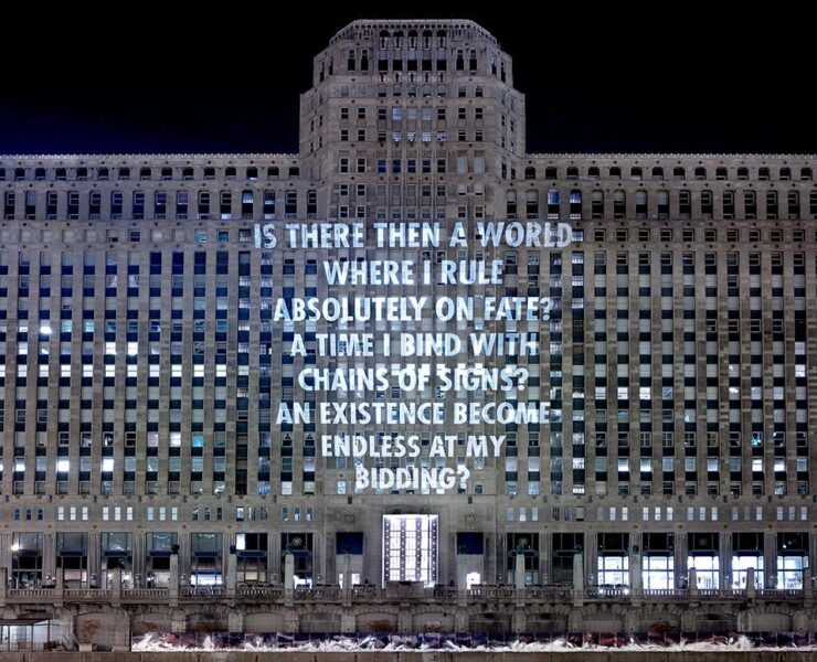 Proiezione a Chicago, 2008. Proiezione luminosa al Merchandise Mart, Chicago. Testo: «La gioia di scrivere» tratto da *View with a Grain of Sand* di Wisława Szymborska, © 1993 dell’autrice. Traduzione inglese di Stanisław Barańczak e Clare Cavanagh, © 1995 Houghton Mifflin Harcourt Publishing Company. Utilizzata con il permesso dell’editore e dell’autrice. © 2008 Jenny Holzer, membro dell’Artists Rights Society (ARS), NY. Foto di John Faier
