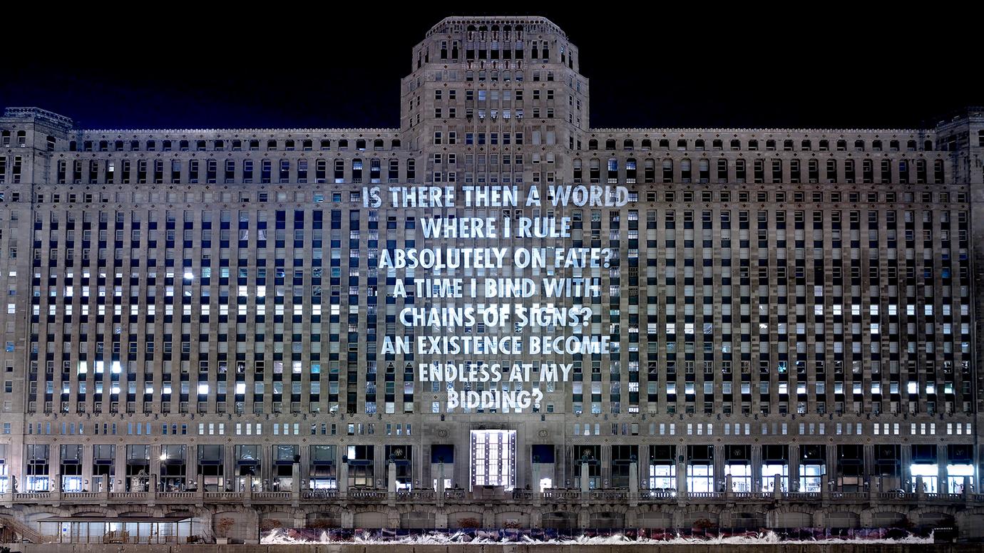 Proiezione a Chicago, 2008. Proiezione luminosa al Merchandise Mart, Chicago. Testo: «La gioia di scrivere» tratto da *View with a Grain of Sand* di Wisława Szymborska, © 1993 dell’autrice. Traduzione inglese di Stanisław Barańczak e Clare Cavanagh, © 1995 Houghton Mifflin Harcourt Publishing Company. Utilizzata con il permesso dell’editore e dell’autrice. © 2008 Jenny Holzer, membro dell’Artists Rights Society (ARS), NY. Foto di John Faier